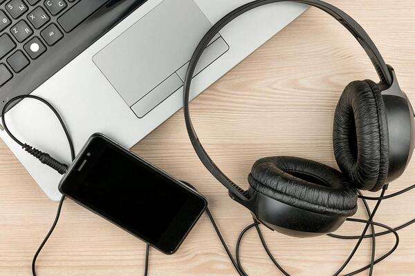 Fones de ouvido e equipamento de áudio sobre uma mesa